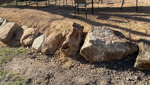 A picnic area with a table and chairs, surrounded by large rocks. - Hogan’s Hideout Bonnie Manor- Cozy Cottage to enjoy. (Eminence)