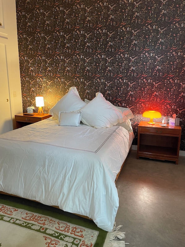 1 chambre, fer et planche à repasser, lit de bébé portatif