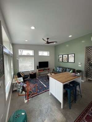 Smart-TV, bøker, musikkbibliotek og stereoanlegg