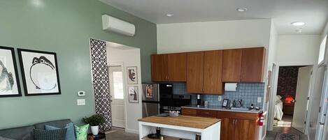 Smart-TV, Bücher, Musikbibliothek, Stereoanlage