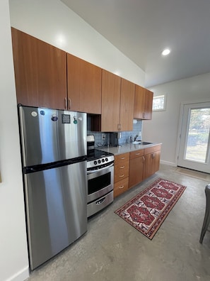 Fridge, oven, stovetop, coffee/tea maker