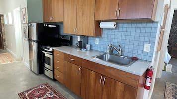 Fridge, oven, stovetop, coffee/tea maker