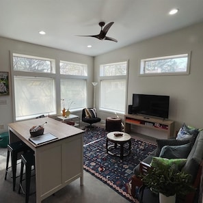 Téléviseur connecté, livres, sélection de musique, chaîne audio