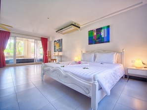 4 bedrooms, iron/ironing board, WiFi, bed sheets