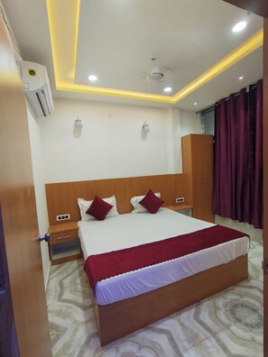 Free WiFi, bed sheets - Goroomgo Nirmala Palace Ayodhya (Faizabad)