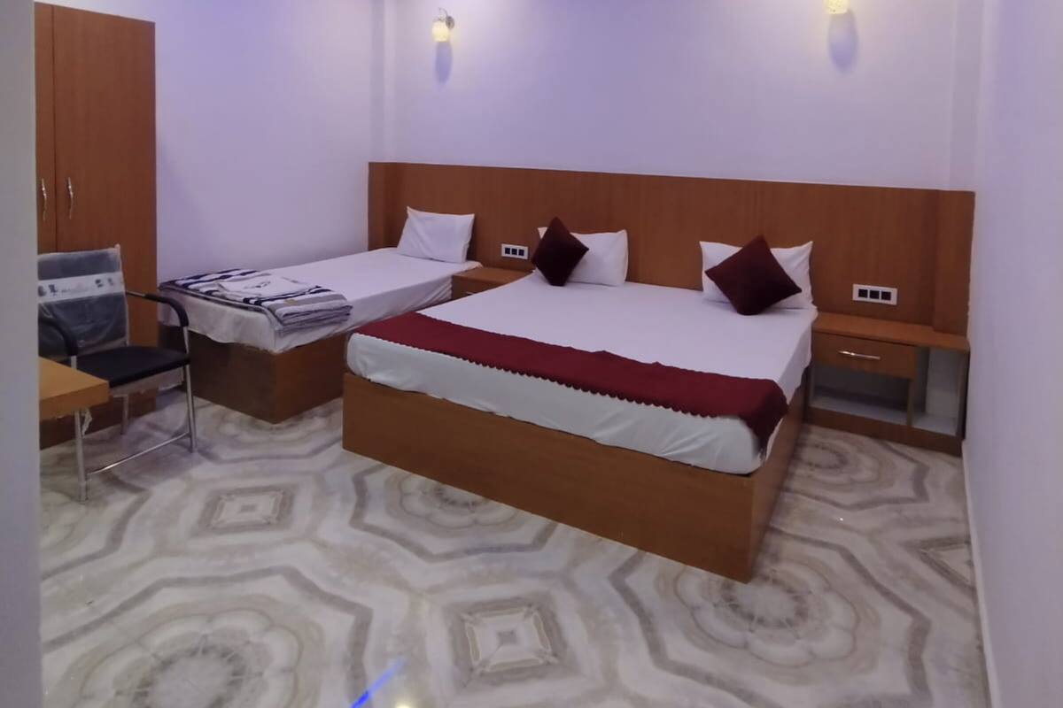 Deluxe driepersoonskamer, uitzicht op de stad | Gratis wifi, beddengoed