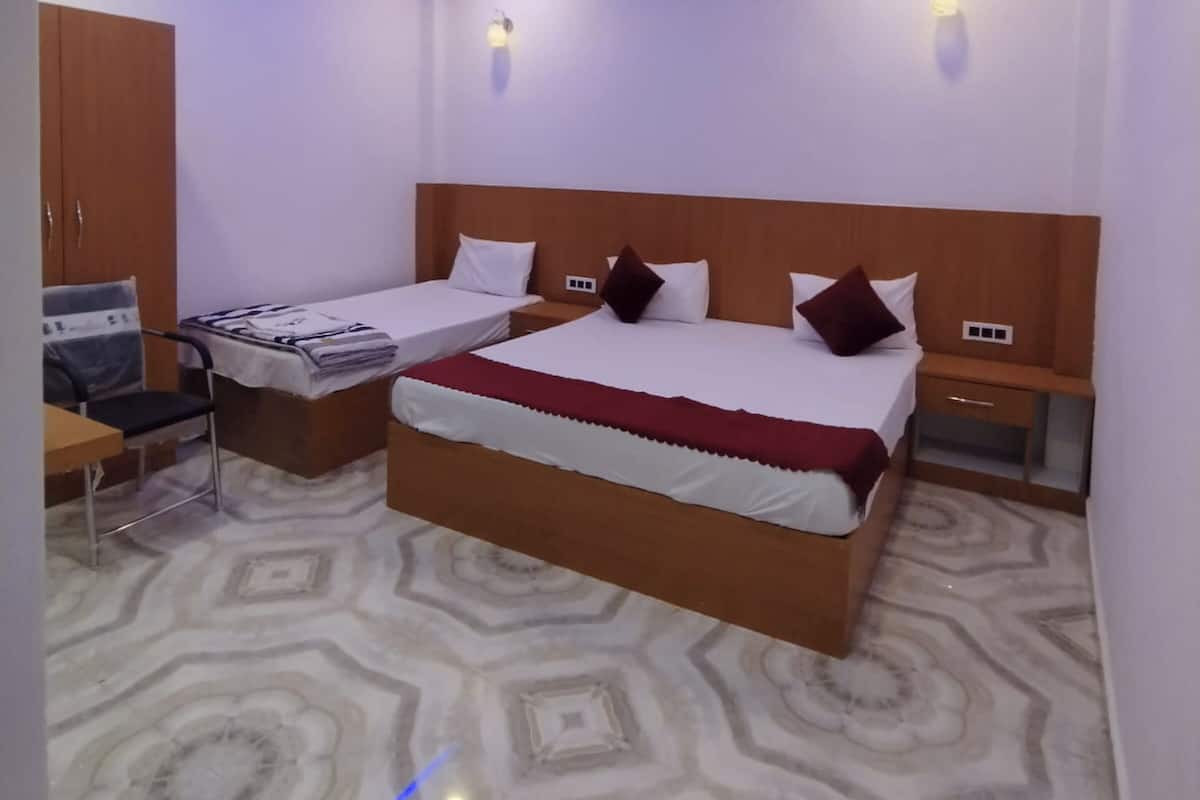 Habitación triple Deluxe, vista a la ciudad | 1 habitación, wifi gratis y ropa de cama