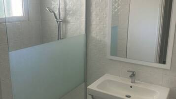 Doccia, asciugacapelli, asciugamani, sapone