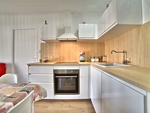 Kylskåp, mikrovågsugn, ugn och diskmaskin
