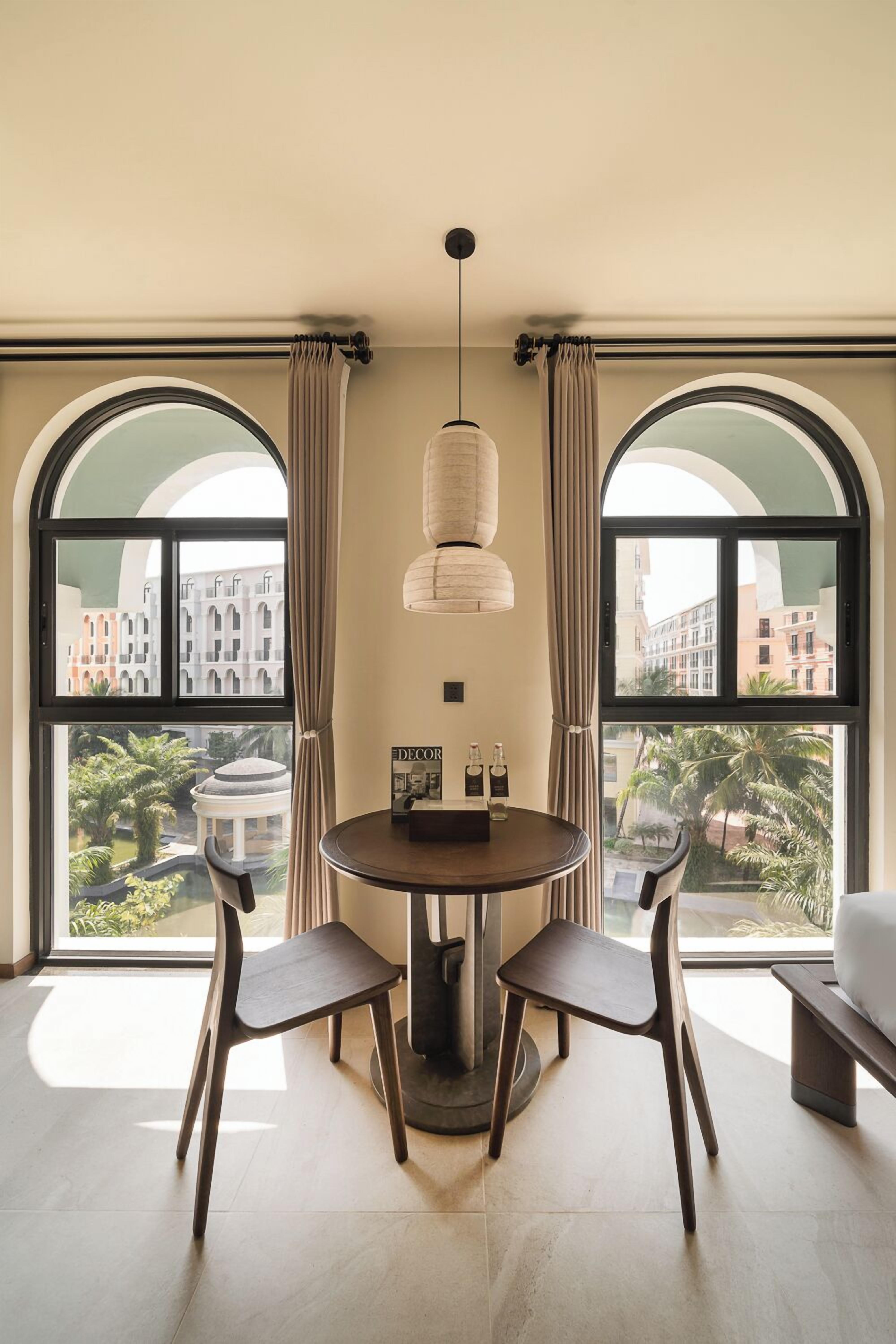 Cortinas blackout, tabla de planchar con plancha y cunas 