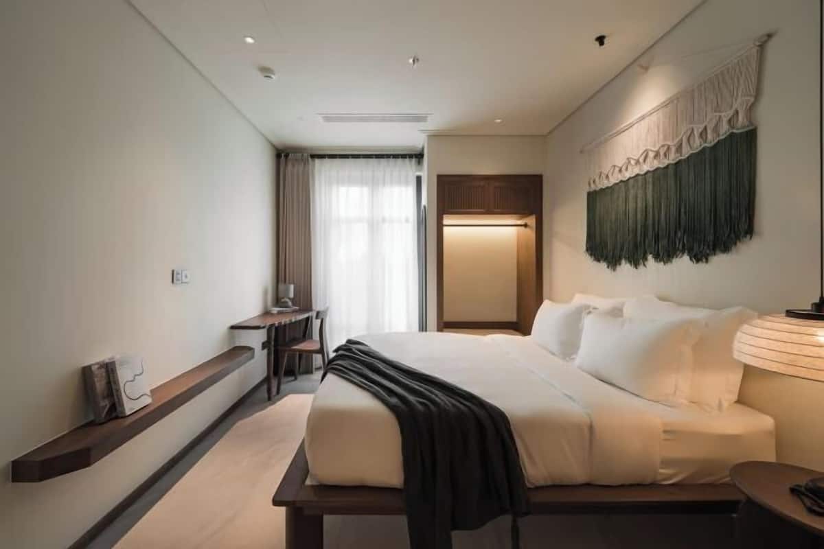Cortinas blackout, tabla de planchar con plancha, cunas y camas extra