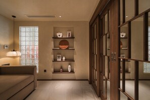 1 dormitori, cortines opaques, planxa i posts de planxar i bressols