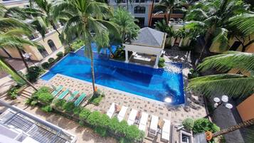 Piscina externa, funciona das 7h às 19h, espreguiçadeiras