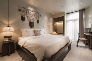Cortinas blackout, tabla de planchar con plancha y cunas 