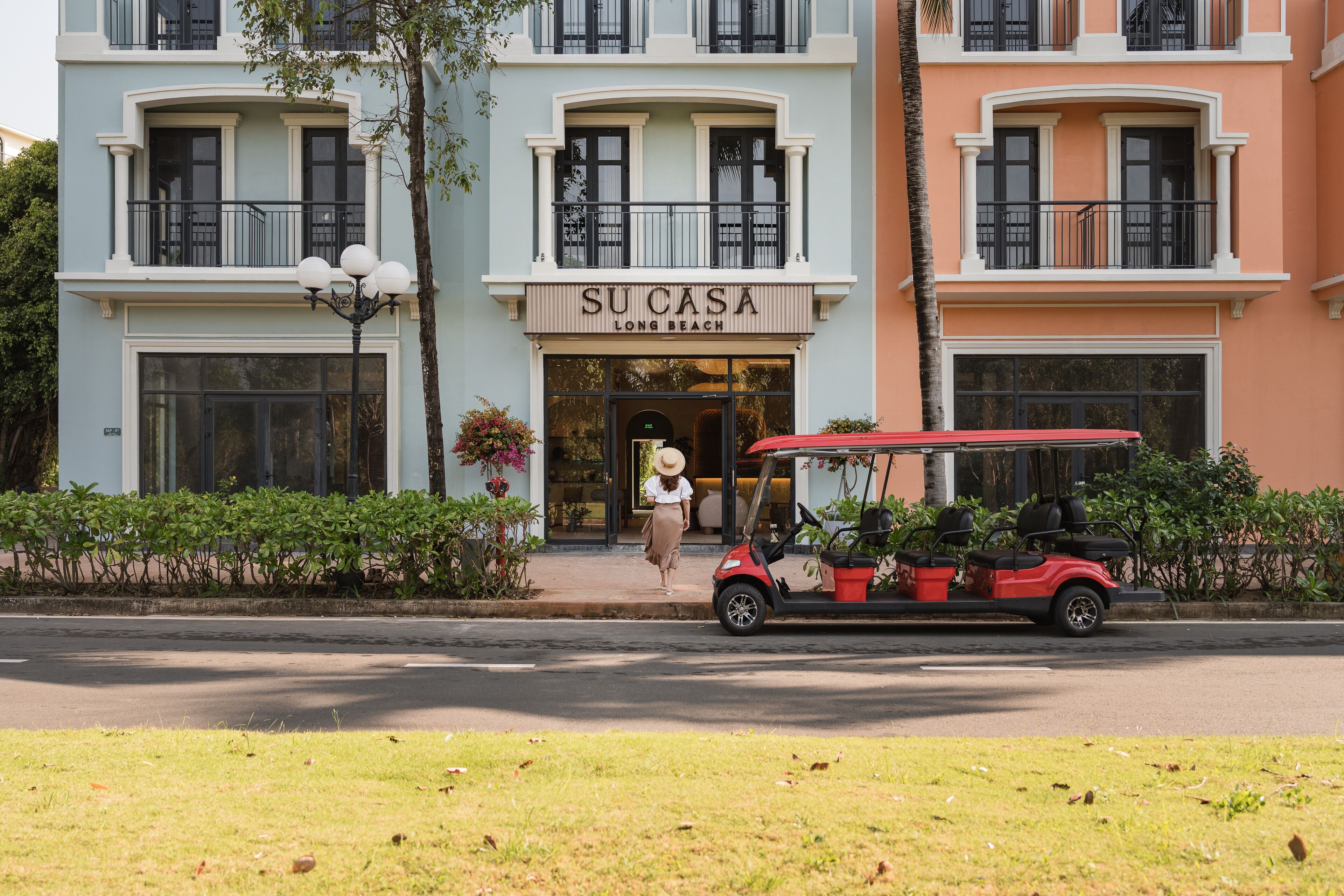 A building with a sign reading "SU CASA LONG BEACH".