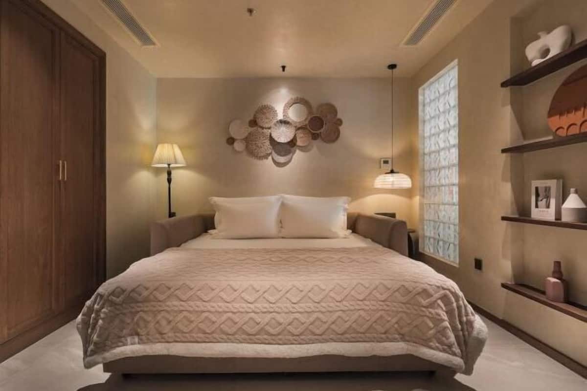 Cortinas blackout, tabla de planchar con plancha, cunas y camas extra