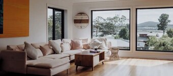 Luxury Coastal Retreat - Stroll to St Helens Township