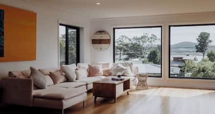 Luxury Coastal Retreat - Stroll to St Helens Township
