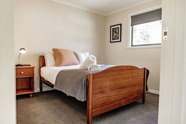 3 slaapkamers, een strijkplank/strijkijzer, gratis wifi, beddengoed