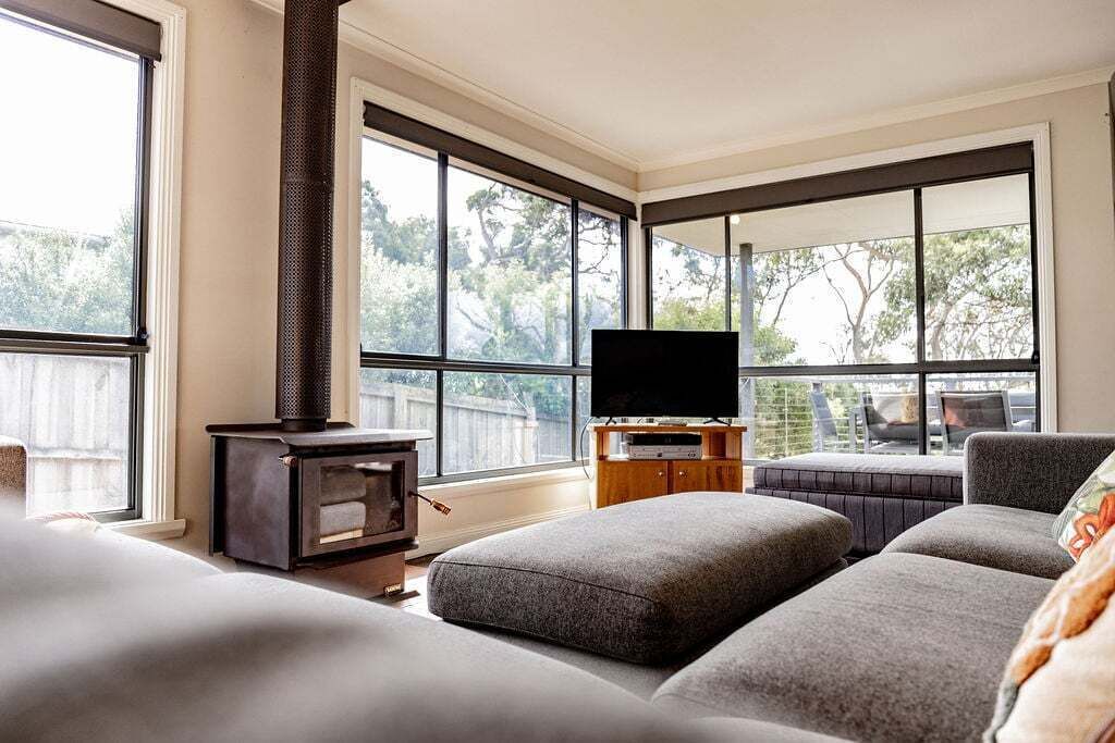 TV, peis, DVD-spiller og bøker