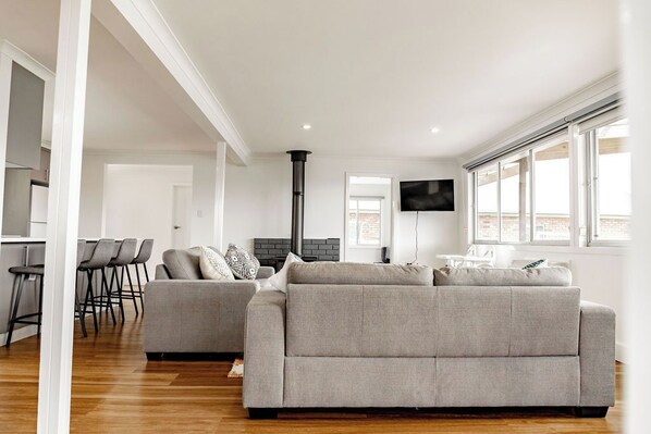 Smart-tv, een open haard en boeken