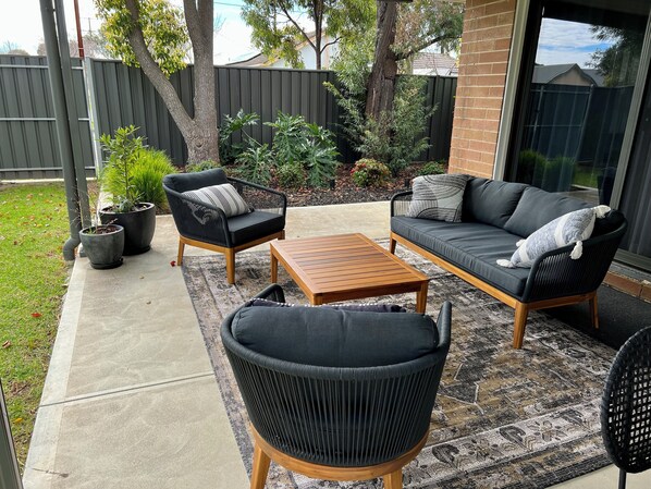 Terrace/patio - Cosy Parkside Cottage - Ideal for small families and couples (Henley Beach)