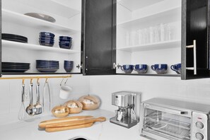 Interior - Newly Renovated Modern Home near Niagara! (Thorold)