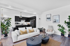 Una televisión, una oficina