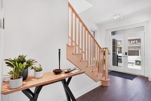 Interior - Newly Renovated Modern Home near Niagara! (Thorold)