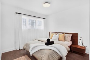 4 Schlafzimmer, Schreibtisch, Bügeleisen/Bügelbrett, WLAN