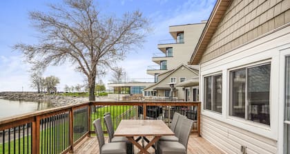 Waterfront Family Cottage with 3BR + Parking