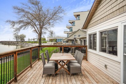 Waterfront Family Cottage with 3BR + Parking