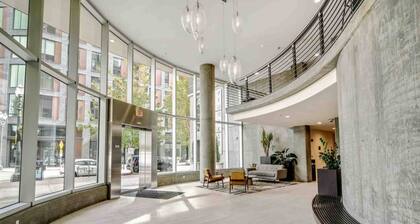 Stunning Pearl District Condo, Next to Parks, Open Layout, Fully Remodeled, Walk to Food and Fun
