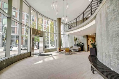 Stunning Pearl District Condo, Next to Parks, Open Layout, Fully Remodeled, Walk to Food and Fun