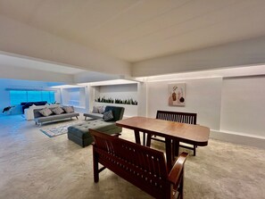 Una televisión de pantalla plana