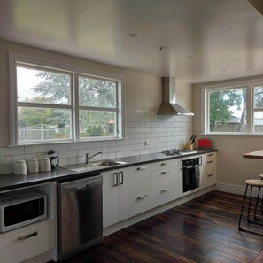 Fridge, microwave, oven, stovetop - Mountain Views, The Adventurers Rest, Raetihi
Near the Mt Ruapehu Ski Fields (Raetihi)