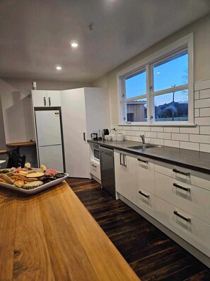 Fridge, microwave, oven, stovetop - Mountain Views, The Adventurers Rest, Raetihi
Near the Mt Ruapehu Ski Fields (Raetihi)