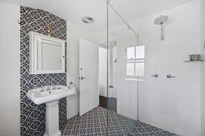 Shower, hair dryer, towels - "Xanadu" Charming 2-Bed Retreat by Marcoola Beach (Bli Bli)