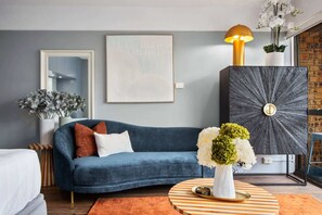 TV - Chic Studio with Pool Overlooking the City (Potts Point)