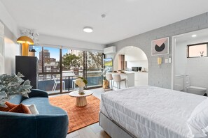 Een strijkplank/strijkijzer, wifi, beddengoed