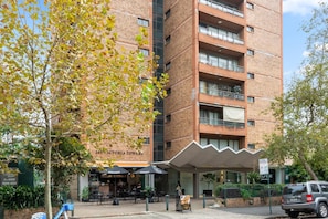 Exterior - Chic Studio with Pool Overlooking the City (Potts Point)