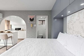 Iron/ironing board, WiFi, bed sheets - Chic Studio with Pool Overlooking the City (Potts Point)