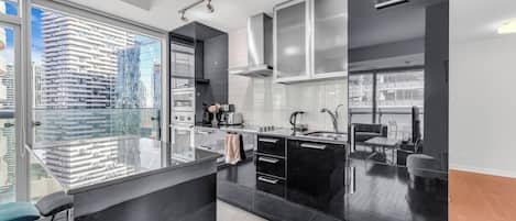 Suíte júnior | Cozinha privada | Geladeira grande, micro-ondas, fogão, cooktop