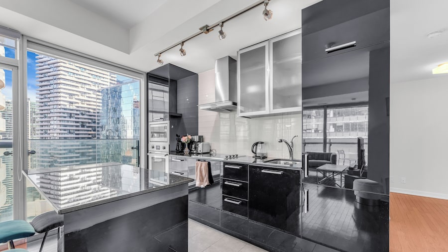 Elegant Suites - CN Tower & Lake View