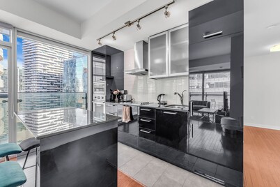 Elegant Suites - CN Tower & Lake View