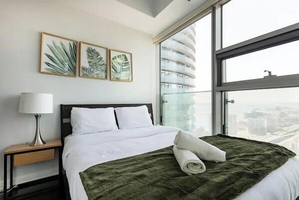 Classic Suite | Premium bedding, blackout drapes, iron/ironing board, free WiFi - Elegant Suites - CN Tower & Lake View (Toronto)