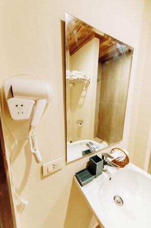 ห้องสแตนดาร์ดดับเบิล | ห้องน้ำ | ฝักบัว, ของใช้ในห้องน้ำฟรี, ไดร์เป่าผม, ผ้าเช็ดตัว