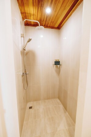 Chuveiro, produtos de toalete grátis, secador de cabelo 
