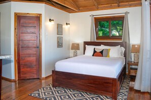 5 habitaciones, escritorio, tabla de planchar con plancha y wifi 