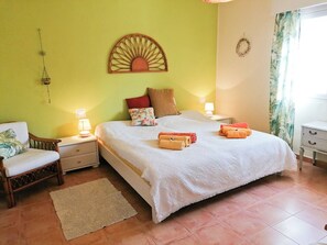 5 bedrooms, iron/ironing board, WiFi, bed sheets